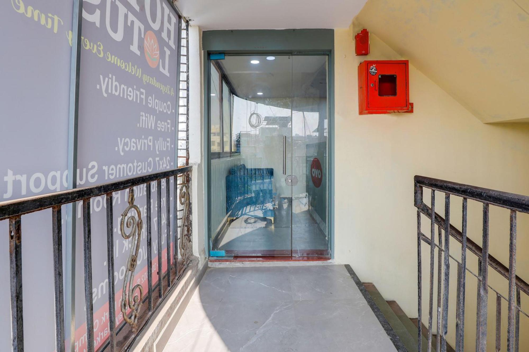 Hotel O Lotus Surat Luaran gambar