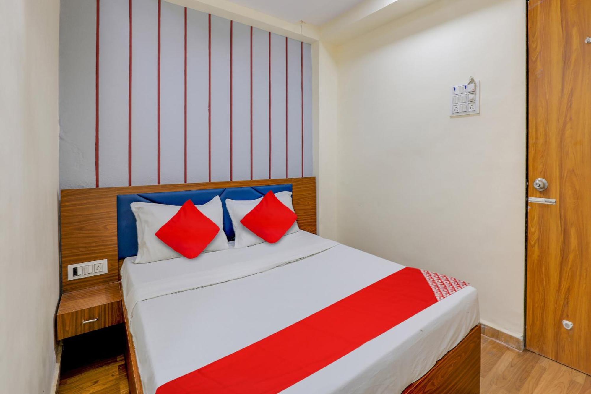 Hotel O Lotus Surat Luaran gambar