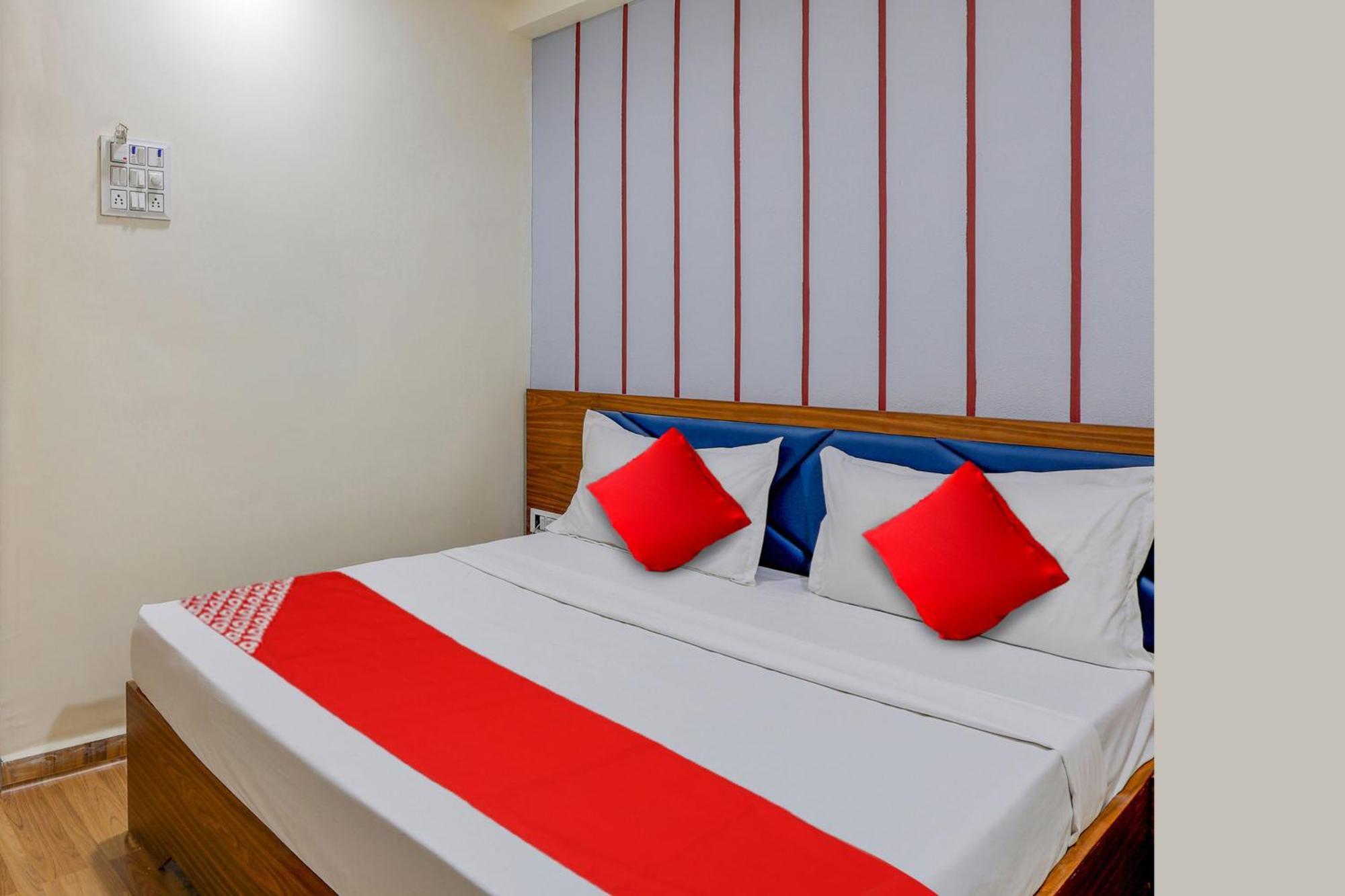 Hotel O Lotus Surat Luaran gambar