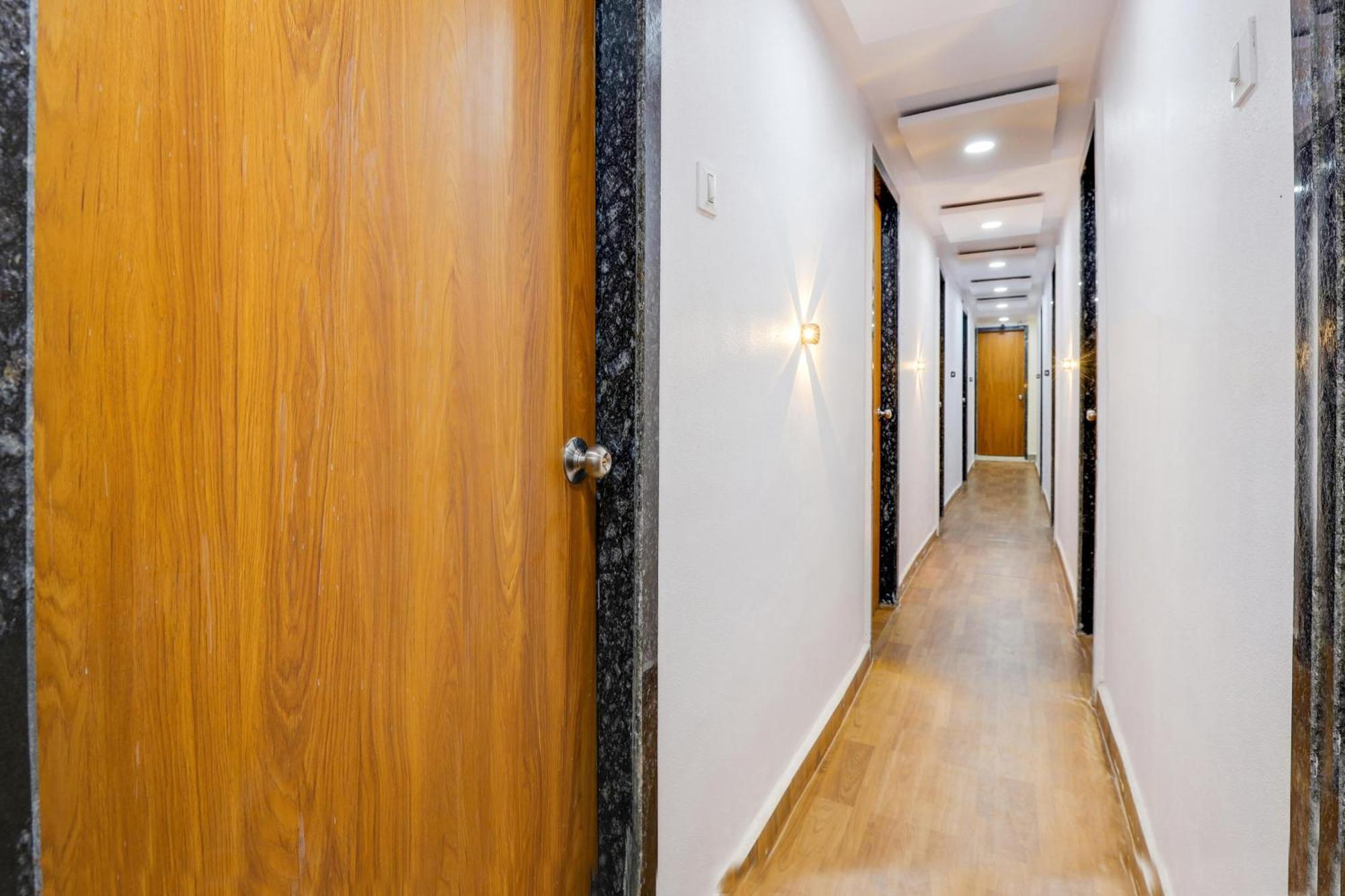 Hotel O Lotus Surat Luaran gambar