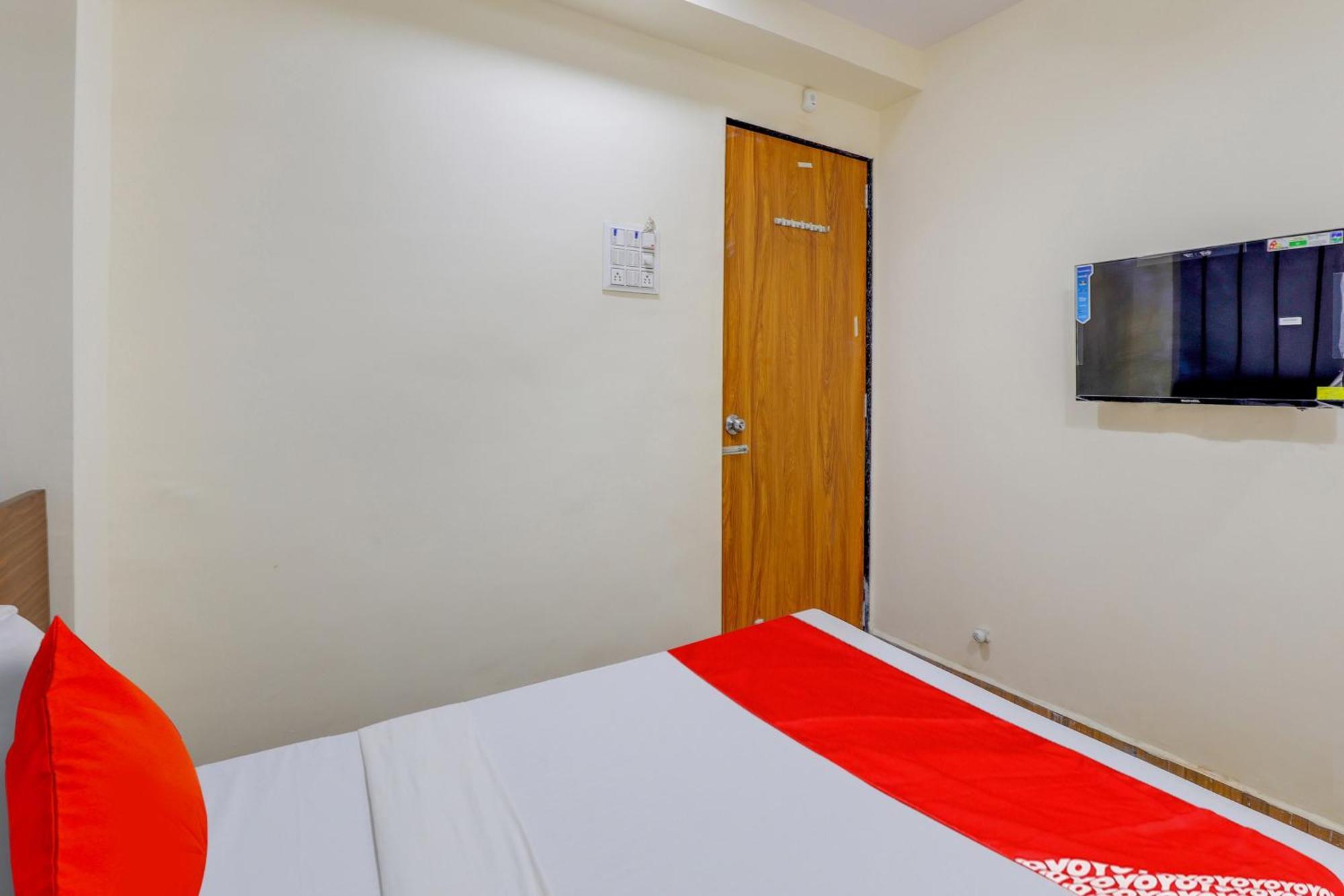 Hotel O Lotus Surat Luaran gambar